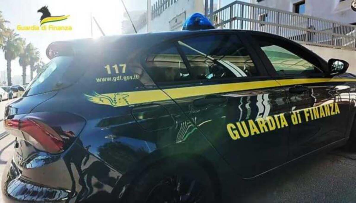 Lecce, vendono materiale esplosivo e giochi falsi: sequestrati più di 500mila pezzi. Due denunce