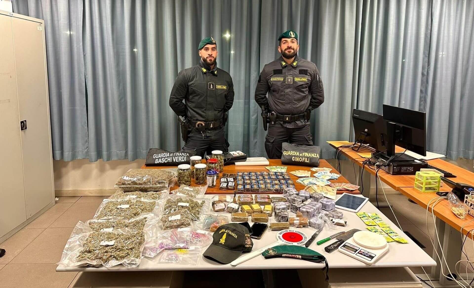 In casa oltre 10 chili di droga: arrestati due studenti universitari a Pisa, uno è pugliese In casa oltre 10 chili di droga: arrestati due studenti universitari a Pisa, uno è pugliese