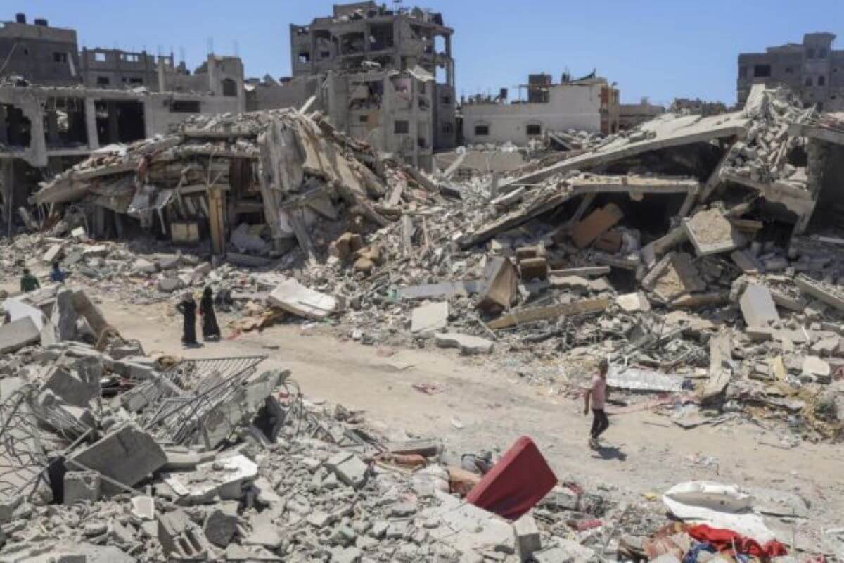 Medio Oriente, Israele colpisce una scuola di sfollati a Gaza: morti 18 palestinesi. Razzi in Siria Medio Oriente, Israele colpisce una scuola di sfollati a Gaza: morti 18 palestinesi. Razzi in Siria