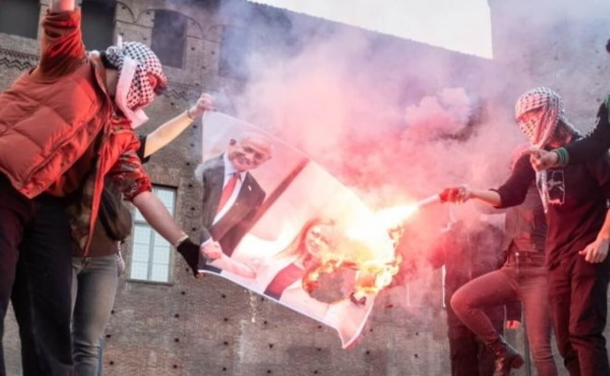Sciopero generale, in piazza oltre 500mila persone: a Torino bruciate le effigi di Meloni, Salvini e Crosetto – VIDEO Sciopero generale, in piazza oltre 500mila persone: a Torino bruciate le effigi di Meloni, Salvini e Crosetto – VIDEO