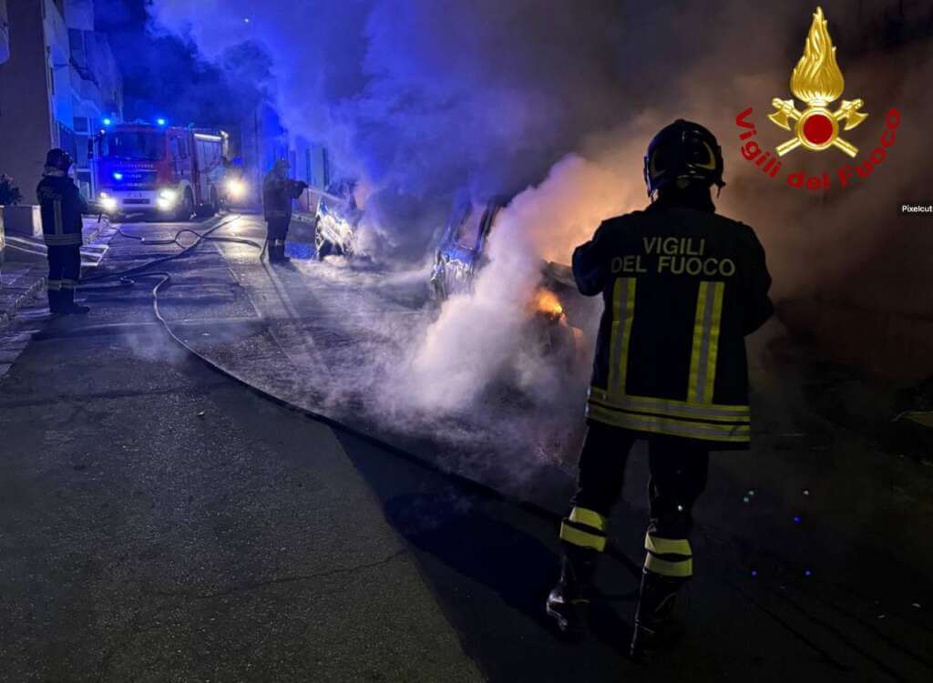 Notte di paura nel Salento: auto in fiamme a Casarano. A Lecce danni al portone di un’abitazione