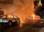 Notte di paura nel Salento: auto in fiamme a Casarano. A Lecce danni al portone di un’abitazione