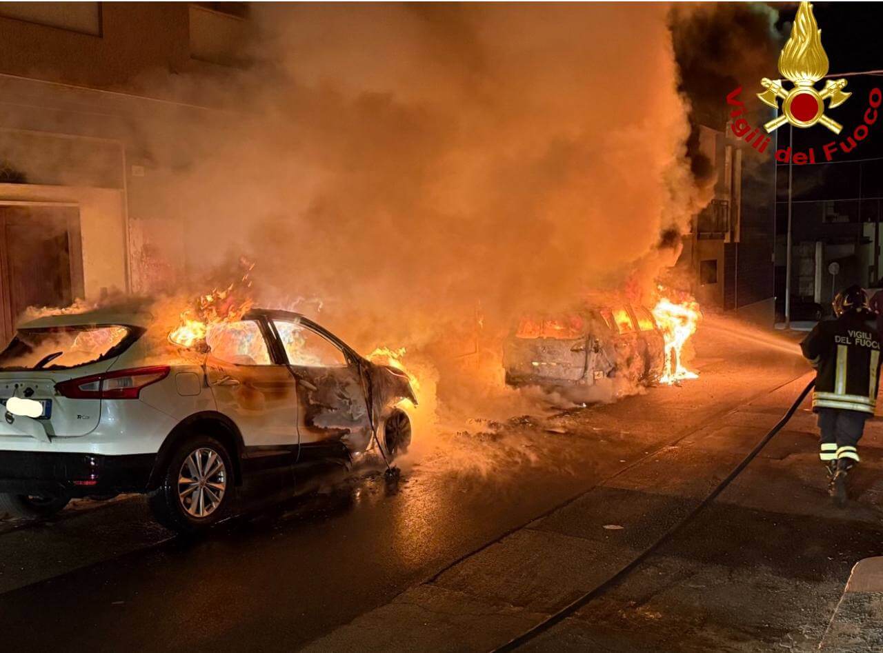 Notte di paura nel Salento: auto in fiamme a Casarano. A Lecce danni al portone di un’abitazione