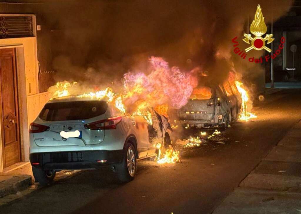 Notte di paura nel Salento: auto in fiamme a Casarano. A Lecce danni al portone di un’abitazione