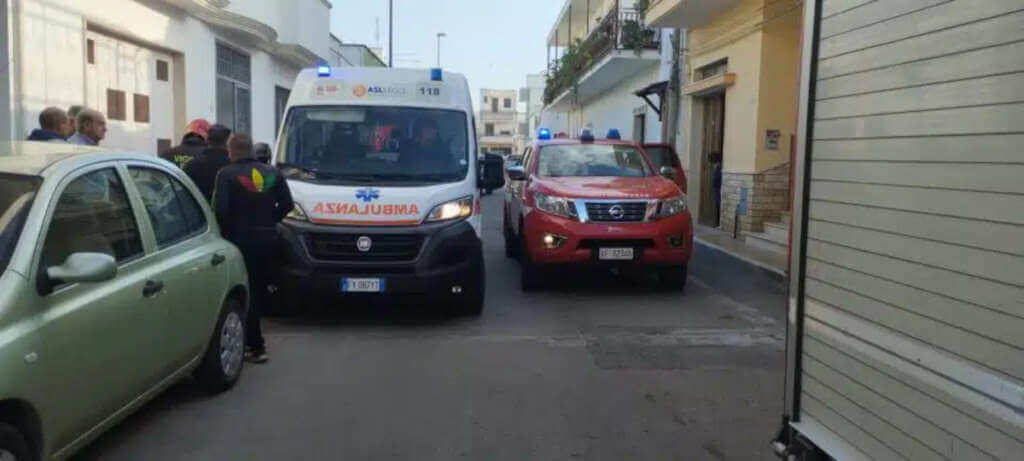 Galleria foto 'Paura a Taviano, incendio in un’abitazione: una coppia di anziani in ospedale in codice giallo' - foto 1