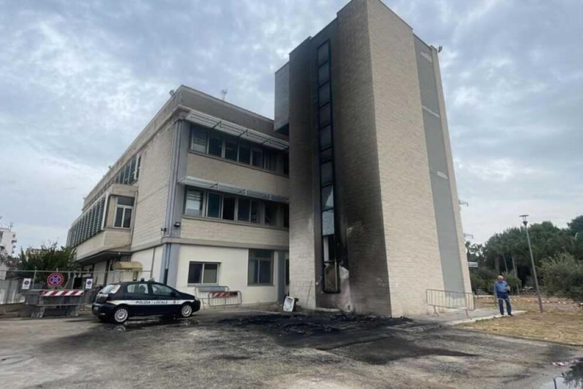 Margherita di Savoia, incendiano due auto della polizia locale: nei guai due adolescenti