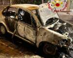 Fiamme nella notte salentina: incendi distruggono due auto a Squinzano e Gallipoli