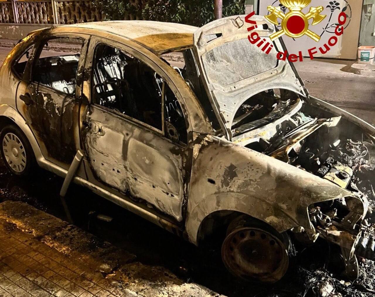 Fiamme nella notte salentina: incendi distruggono due auto a Squinzano e Gallipoli