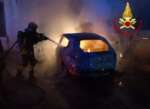 Altre due auto in fiamme a Taurisano: l’incendio divampa nella notte. Indaga la polizia