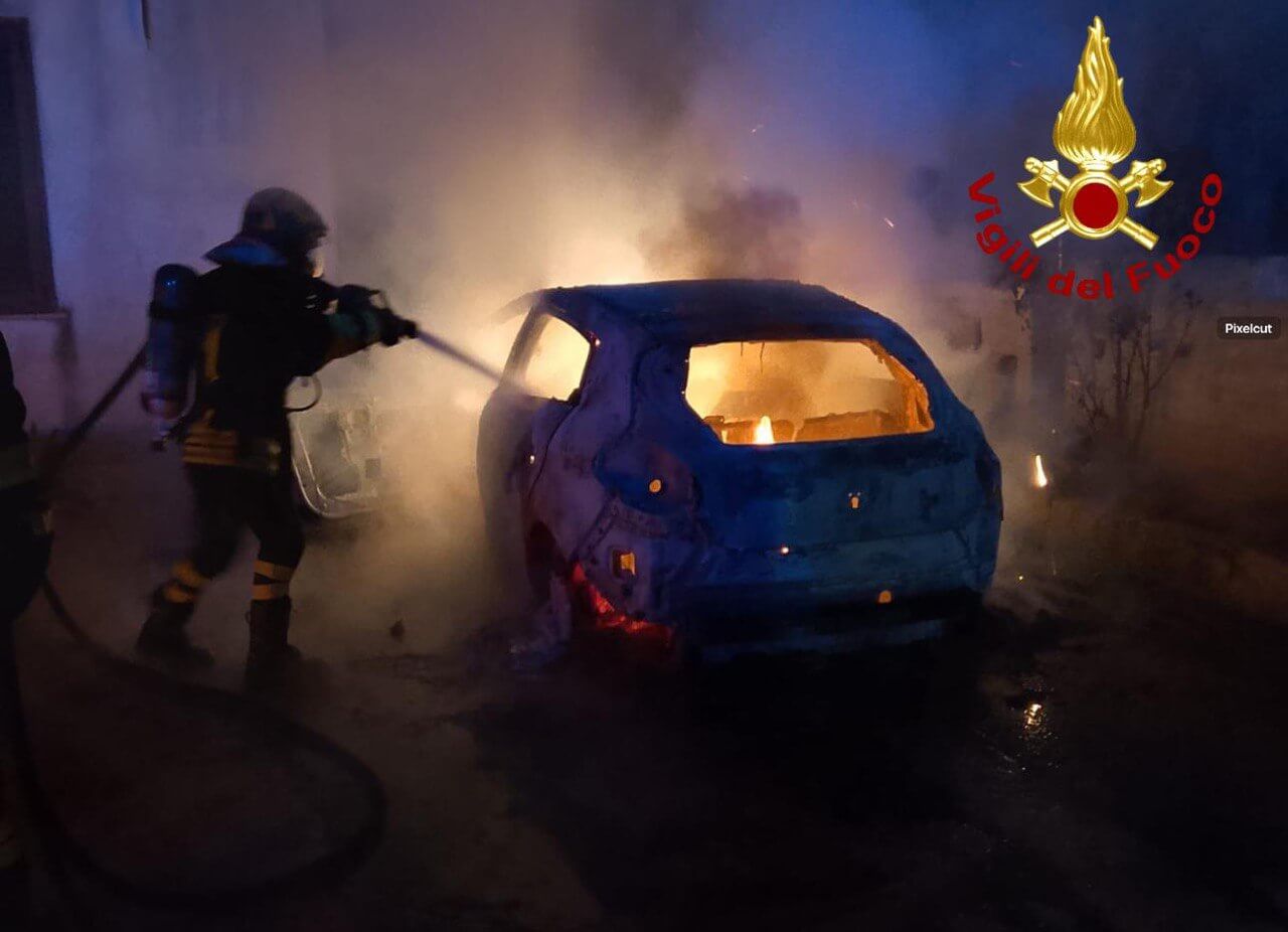 Altre due auto in fiamme a Taurisano: l’incendio divampa nella notte. Indaga la polizia Altre due auto in fiamme a Taurisano: l’incendio divampa nella notte. Indaga la polizia