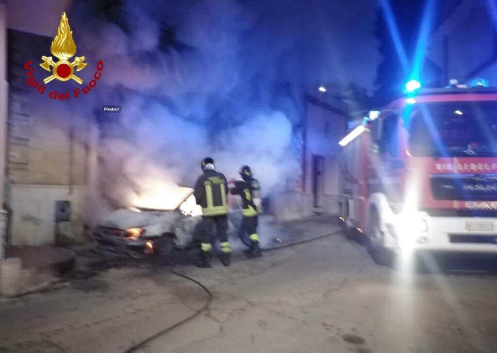 Galleria foto 'Notte di fuoco a Taurisano: le fiamme distruggono tre auto, danni anche a un’abitazione' - foto 1