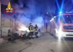 Notte di fuoco a Taurisano: le fiamme distruggono tre auto, danni anche a un’abitazione