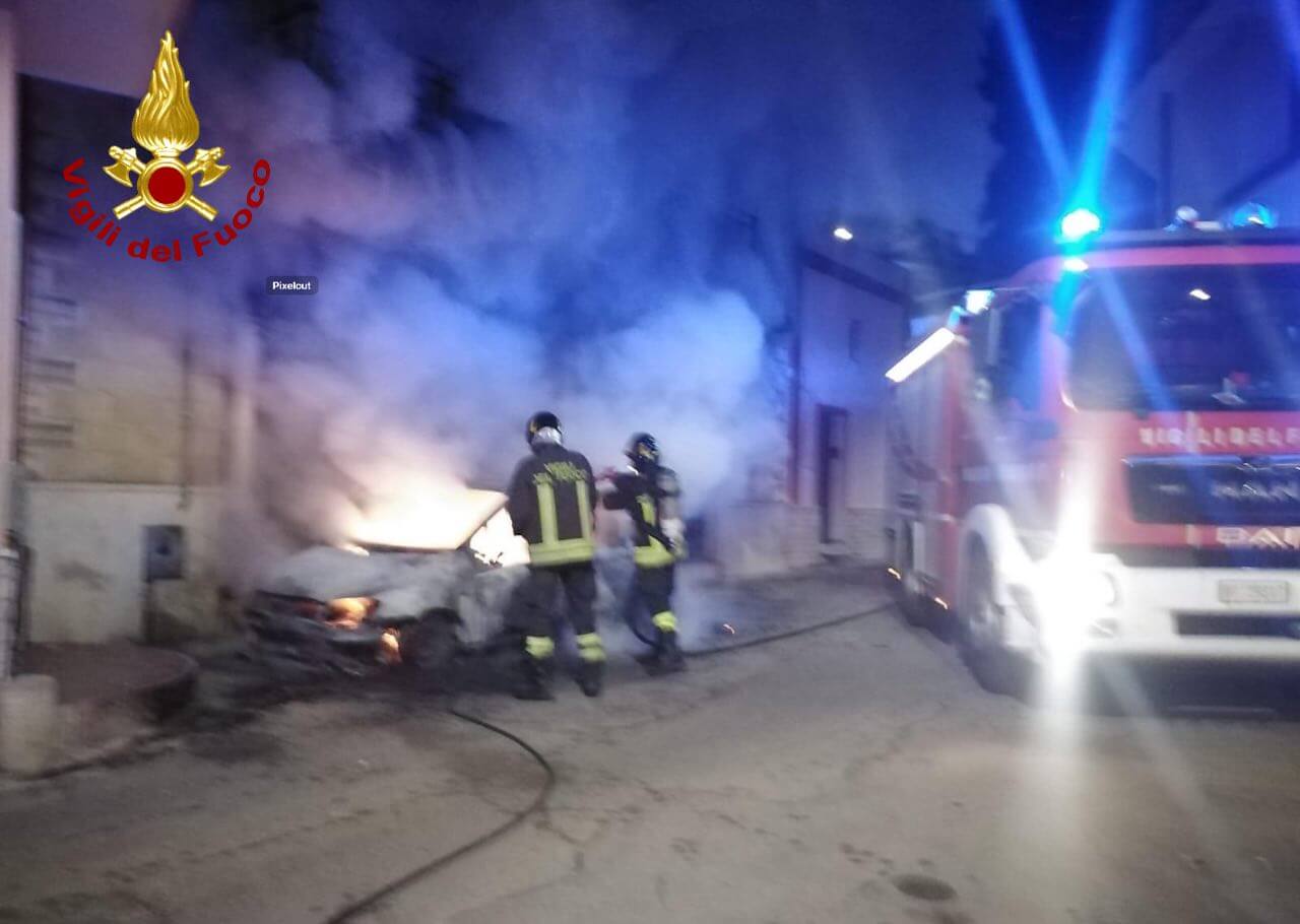 Notte di fuoco a Taurisano: le fiamme distruggono tre auto, danni anche a un’abitazione Notte di fuoco a Taurisano: le fiamme distruggono tre auto, danni anche a un’abitazione