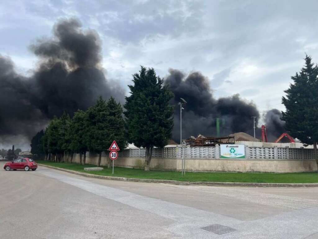 Paura a Brindisi, fiamme in un’azienda di rifiuti. Il sindaco: «Tenete chiuse le finestre» Paura a Brindisi, fiamme in un’azienda di rifiuti. Il sindaco: «Tenete chiuse le finestre»