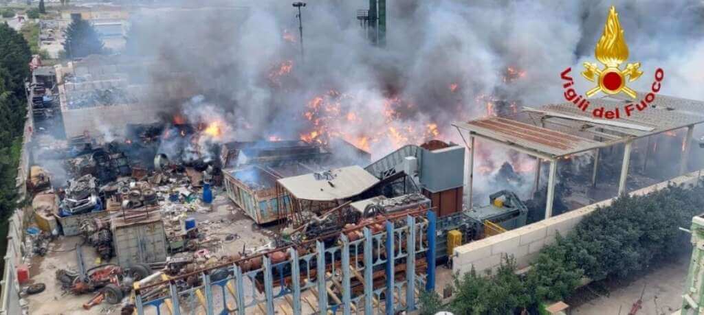Paura a Brindisi, fiamme in un’azienda di rifiuti. Il sindaco: «Tenete chiuse le finestre» Paura a Brindisi, fiamme in un’azienda di rifiuti. Il sindaco: «Tenete chiuse le finestre»