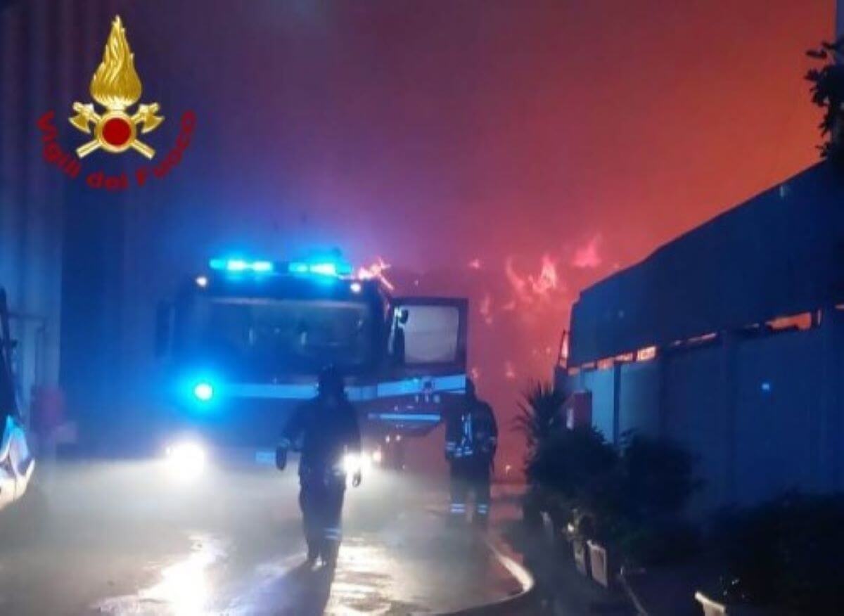 Incendio a Palo del Colle, l’Arpa Puglia: «Nessuna criticità». Vigili del fuoco ancora al lavoro