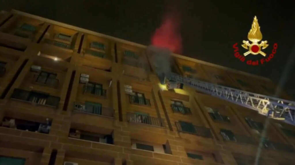 Galleria foto 'Napoli, incendio in un b&b di piazza Municipio: muore una 28enne pugliese – VIDEO' - foto 1