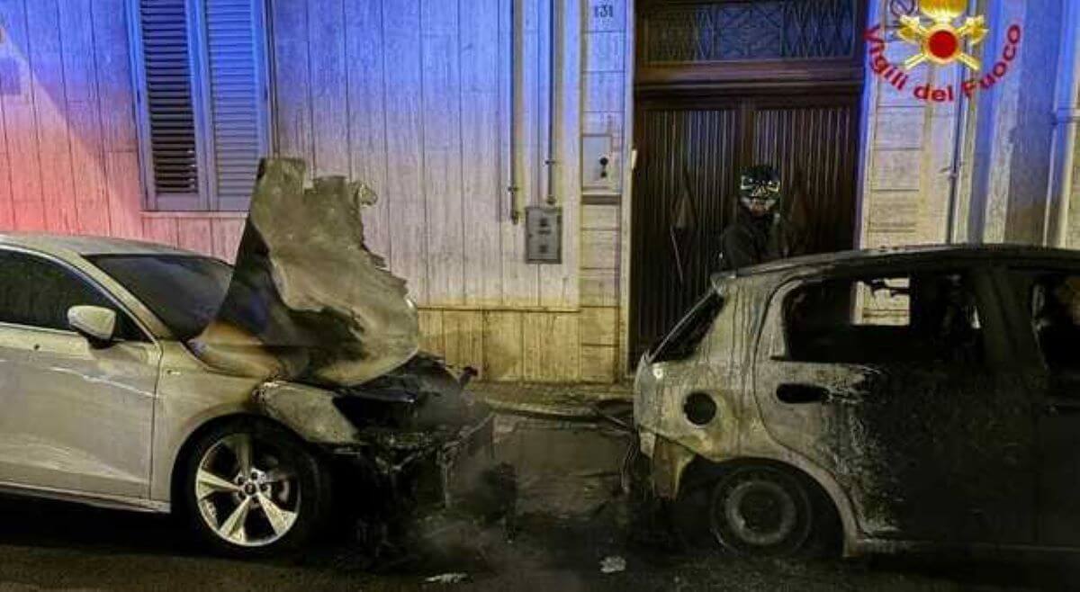 Incendio nella notte a Brindisi, a fuoco tre auto di cui due dello stesso proprietario: si indaga Incendio nella notte a Brindisi, a fuoco tre auto di cui due dello stesso proprietario: si indaga