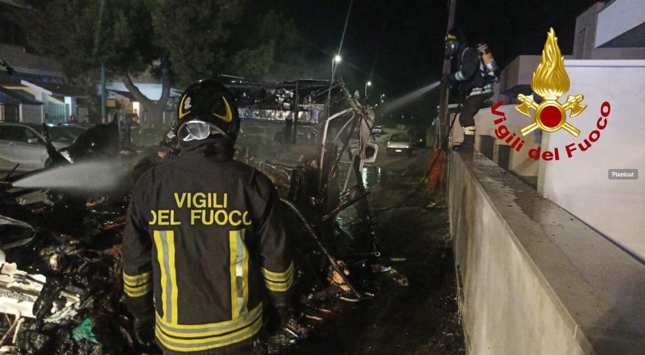 Incendio a Surbo, le fiamme distruggono un camper: intervengono i vigili del fuoco Incendio a Surbo, le fiamme distruggono un camper: intervengono i vigili del fuoco