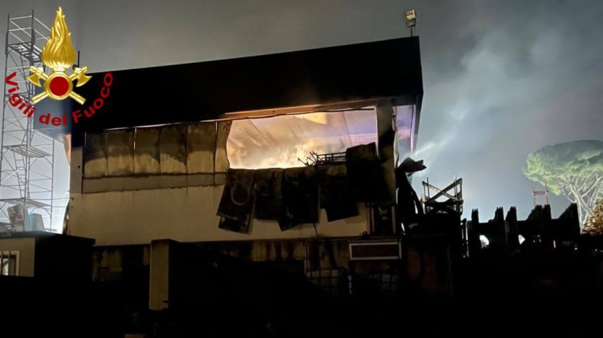 Gioia del Colle, fiamme nel deposito di una società edile: distrutti mezzi e materiali da lavoro Gioia del Colle, fiamme nel deposito di una società edile: distrutti mezzi e materiali da lavoro