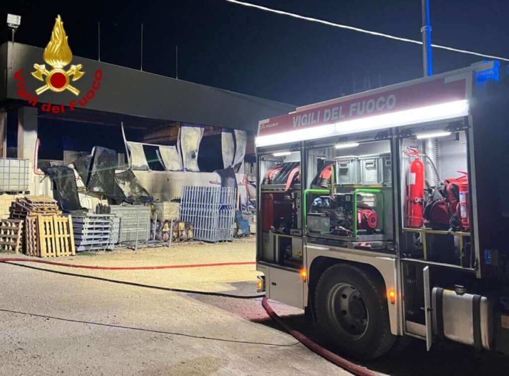 Gioia del Colle, fiamme nel deposito di una società edile: distrutti mezzi e materiali da lavoro Gioia del Colle, fiamme nel deposito di una società edile: distrutti mezzi e materiali da lavoro
