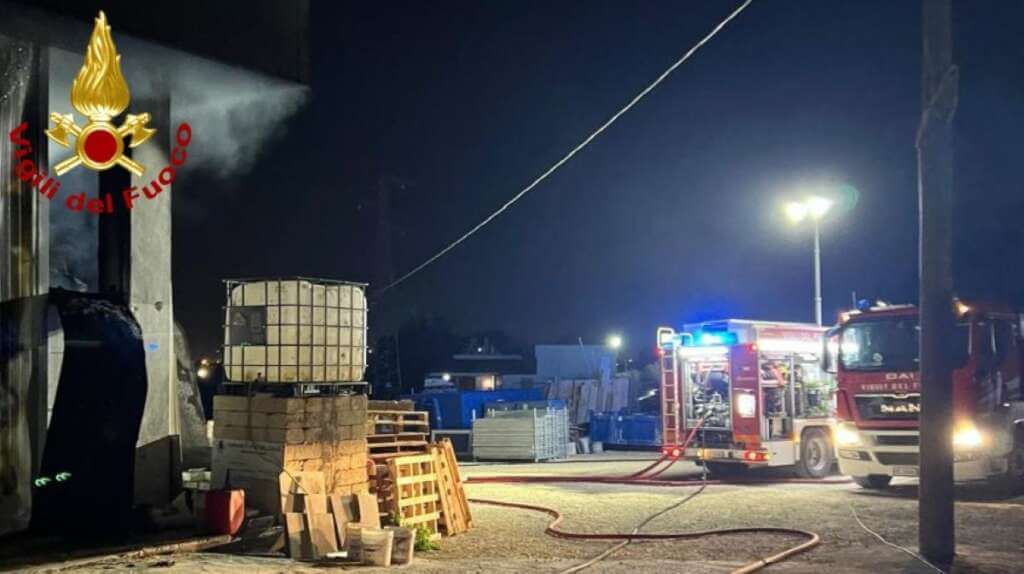 Gioia del Colle, fiamme nel deposito di una società edile: distrutti mezzi e materiali da lavoro Gioia del Colle, fiamme nel deposito di una società edile: distrutti mezzi e materiali da lavoro