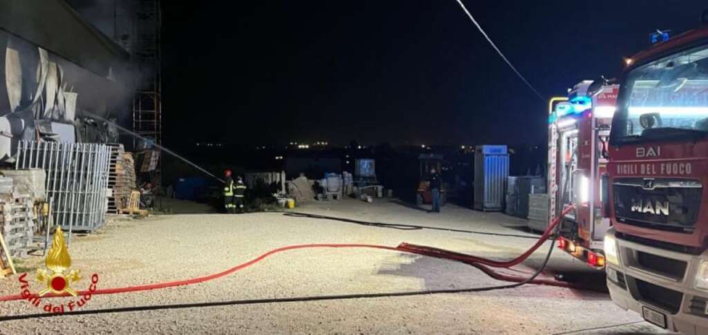 Gioia del Colle, fiamme nel deposito di una società edile: distrutti mezzi e materiali da lavoro Gioia del Colle, fiamme nel deposito di una società edile: distrutti mezzi e materiali da lavoro