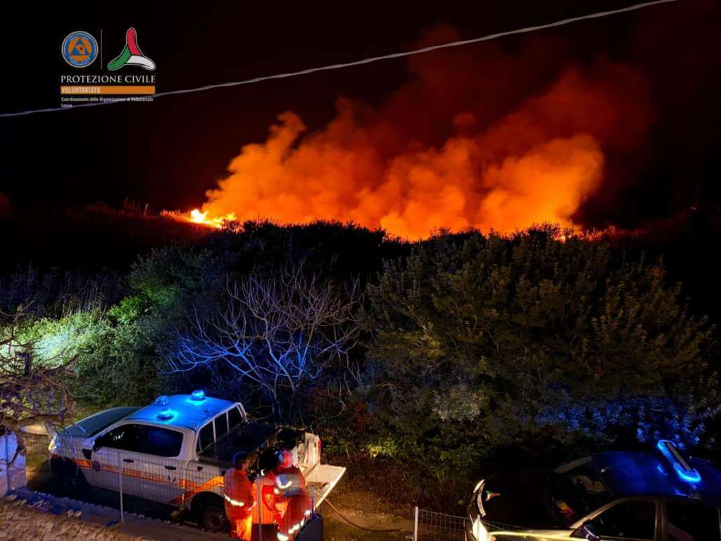 Galleria foto 'Vernole, vasto incendio nelle Cesine: le fiamme lambiscono le abitazioni e raggiungono la pineta' - foto 1