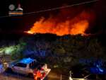 Vernole, vasto incendio nelle Cesine: le fiamme lambiscono le abitazioni e raggiungono la pineta