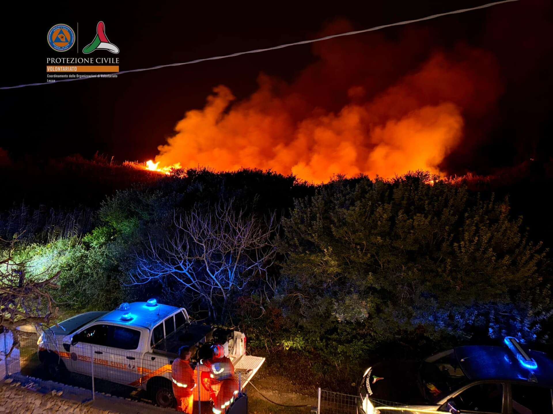 Vernole, vasto incendio nelle Cesine: le fiamme lambiscono le abitazioni e raggiungono la pineta