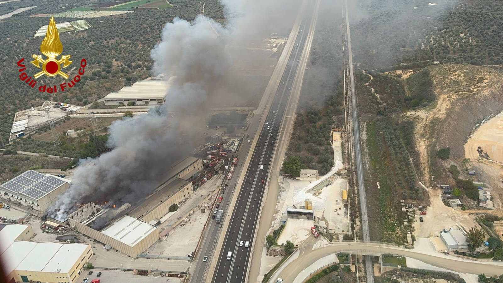 Incendio Palo del Colle, riapre la statale 96 dopo la messa in sicurezza