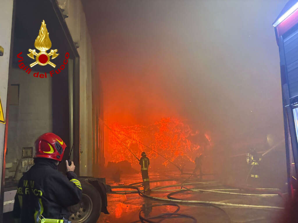 Incendio a Palo del Colle, l’Arpa Puglia: «Nessuna criticità». Vigili del fuoco ancora al lavoro