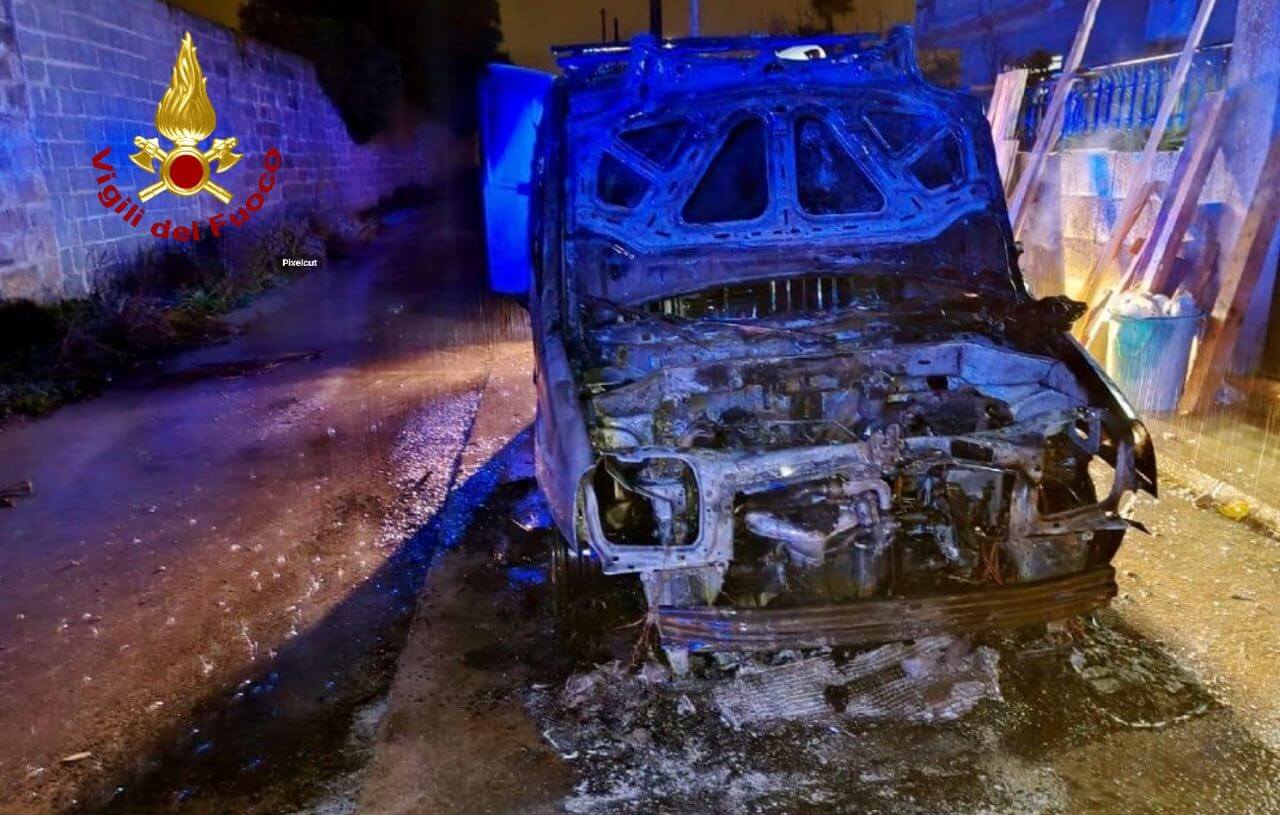 Incendio nella notte a Racale, distrutto un furgone: indagano i carabinieri Incendio nella notte a Racale, distrutto un furgone: indagano i carabinieri