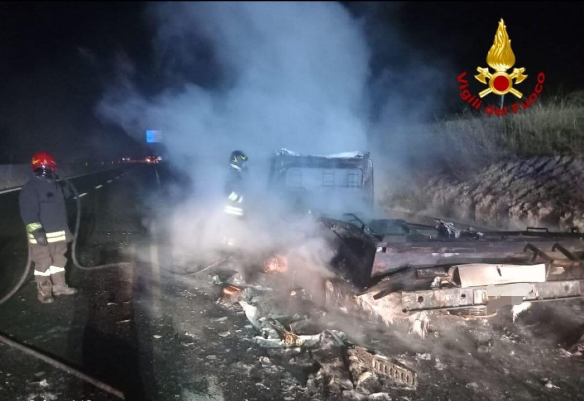 Furgone in fiamme sulla strada statale 379 nel Brindisino: intervengono i vigili del fuoco Furgone in fiamme sulla strada statale 379 nel Brindisino: intervengono i vigili del fuoco