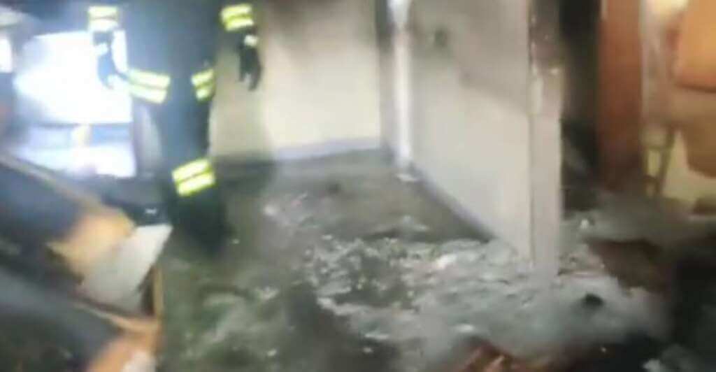 Galleria foto 'Incendio in una villetta a Gioia del Colle, anziano in fuga cade da una scala esterna e perde la vita' - foto 1