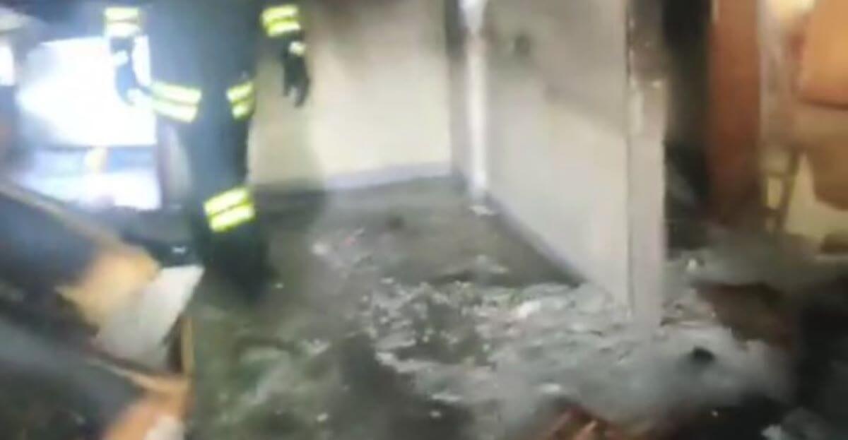 Incendio in una villetta a Gioia del Colle, anziano in fuga cade da una scala esterna e perde la vita