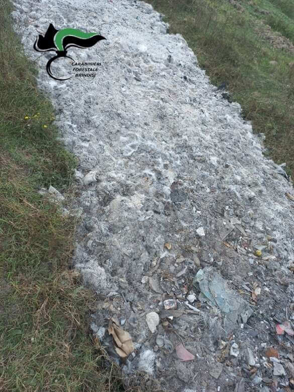 Francavilla Fontana, rifiuti bruciati e interrati in campagna: denunciato un 47enne – FOTO Francavilla Fontana, rifiuti bruciati e interrati in campagna: denunciato un 47enne – FOTO
