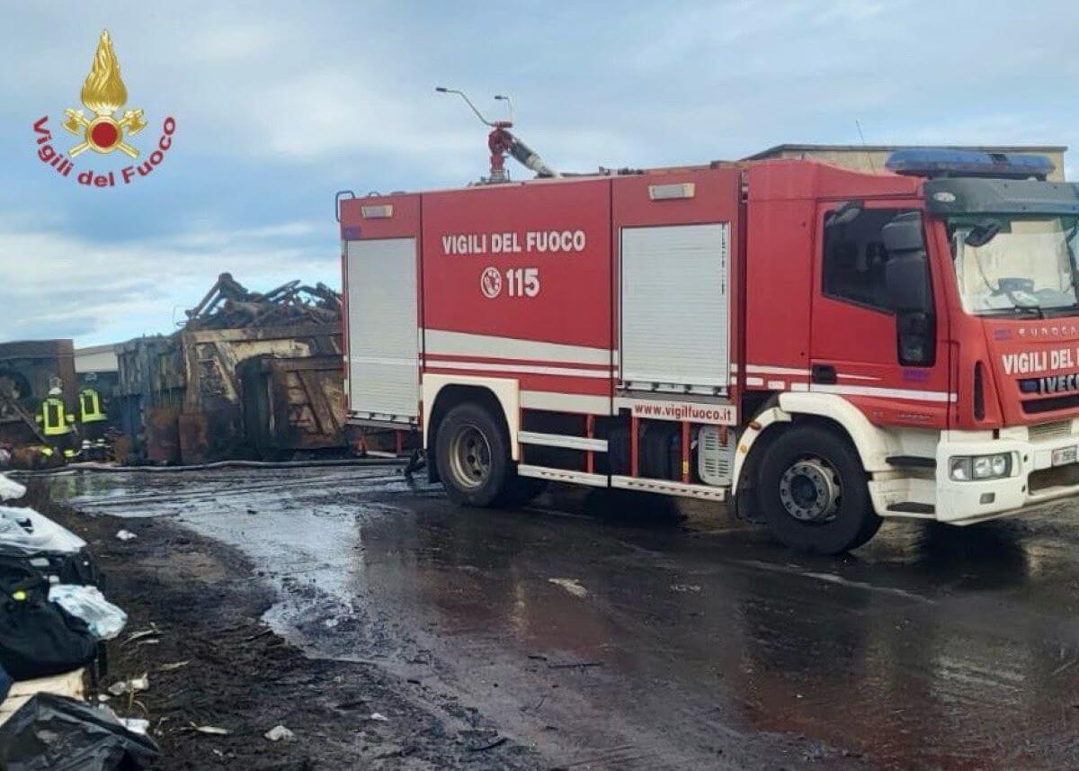 Brindisi, dopo oltre tre giorni terminate le operazioni di spegnimento dell’incendio alla zona industriale Brindisi, dopo oltre tre giorni terminate le operazioni di spegnimento dell’incendio alla zona industriale