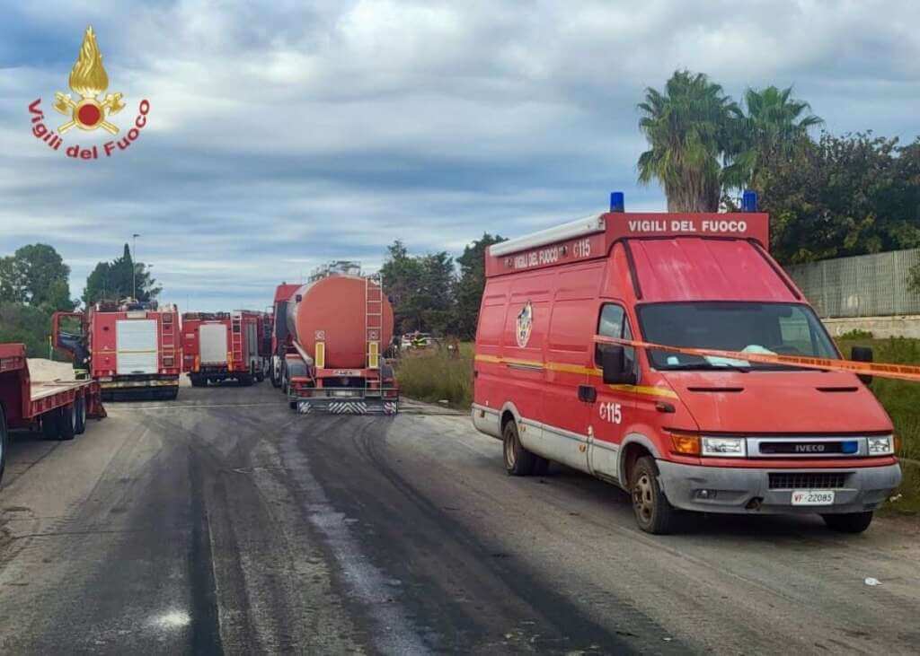 Brindisi, dopo oltre tre giorni terminate le operazioni di spegnimento dell’incendio alla zona industriale Brindisi, dopo oltre tre giorni terminate le operazioni di spegnimento dell’incendio alla zona industriale