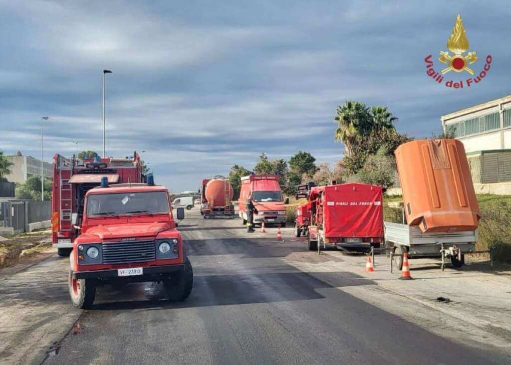 Brindisi, dopo oltre tre giorni terminate le operazioni di spegnimento dell’incendio alla zona industriale Brindisi, dopo oltre tre giorni terminate le operazioni di spegnimento dell’incendio alla zona industriale