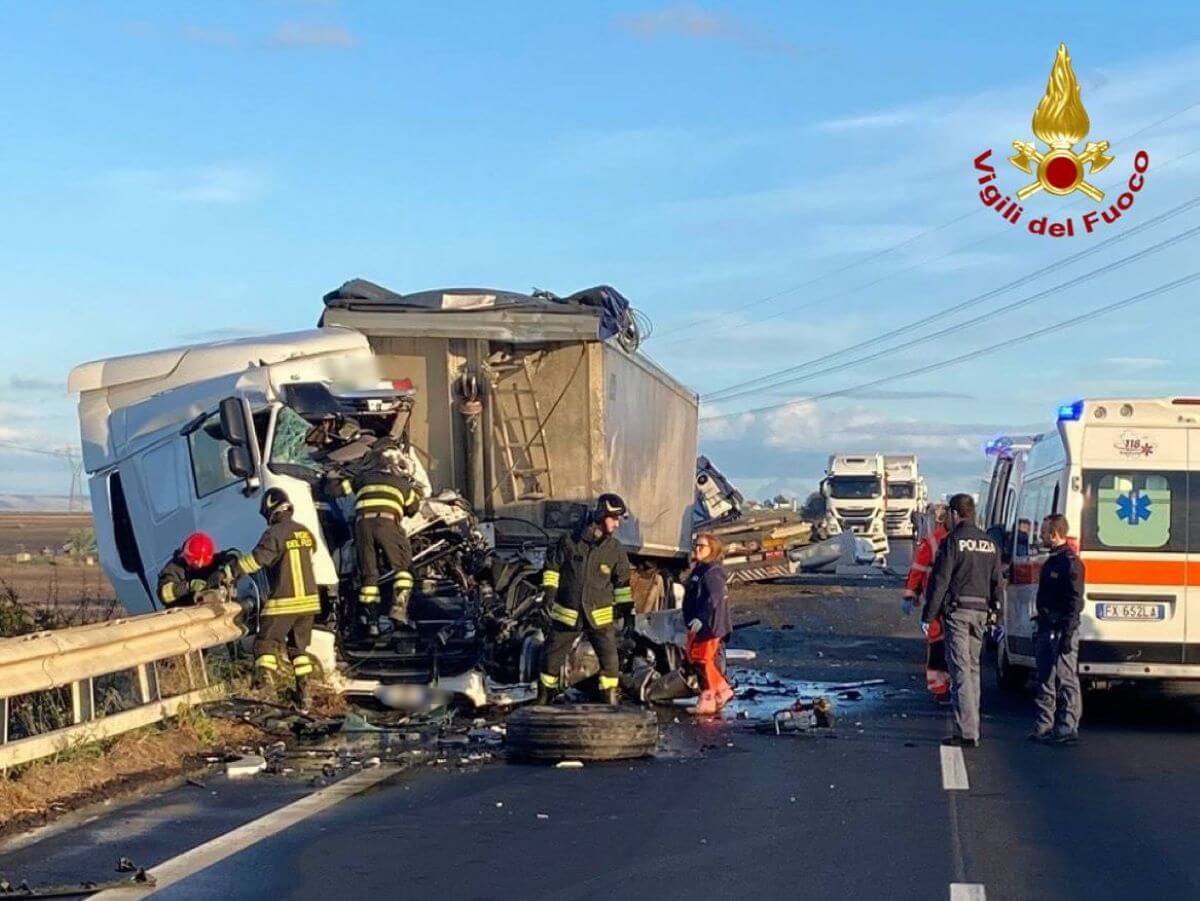 Scontro tra mezzi pesanti sulla strada statale Bradanica: due morti e un ferito grave Scontro tra mezzi pesanti sulla strada statale Bradanica: due morti e un ferito grave