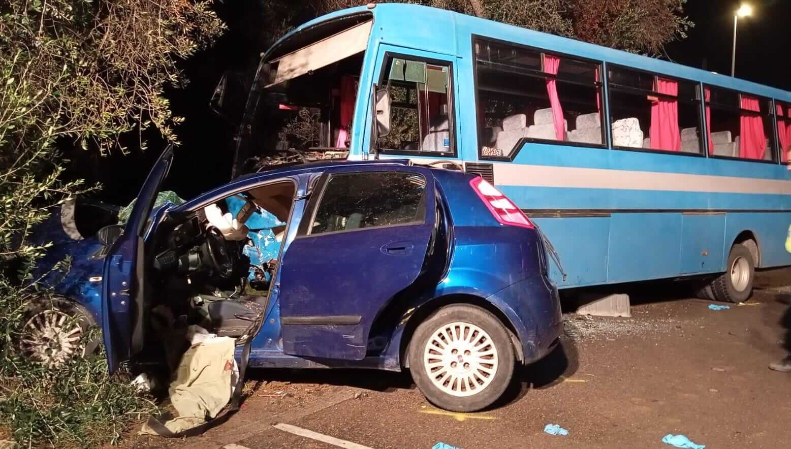 Incidente a Oria, un’auto si scontra con un bus: muore una donna, gravemente feriti due uomini Incidente a Oria, un’auto si scontra con un bus: muore una donna, gravemente feriti due uomini