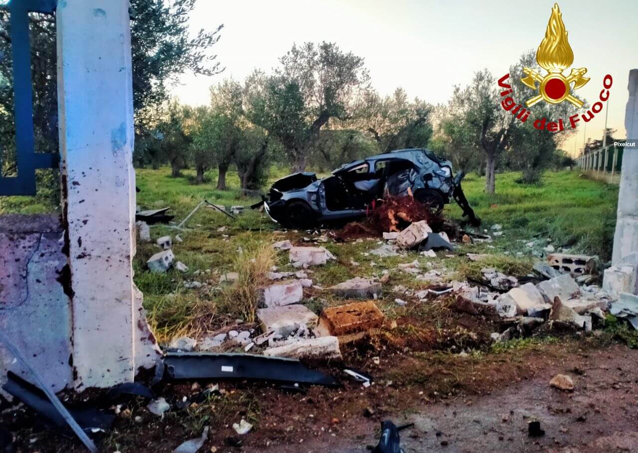 Auto fuori strada lungo la provinciale nel Salento: muore militare 24enne Auto fuori strada lungo la provinciale nel Salento: muore militare 24enne