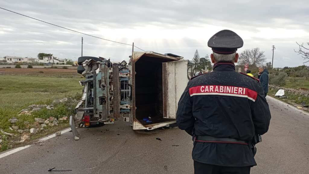 Tragedia nel Salento, operaio della nettezza urbana muore in un incidente: tre feriti Tragedia nel Salento, operaio della nettezza urbana muore in un incidente: tre feriti