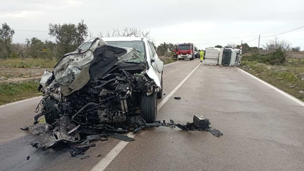 Tragedia nel Salento, operaio della nettezza urbana muore in un incidente: tre feriti Tragedia nel Salento, operaio della nettezza urbana muore in un incidente: tre feriti
