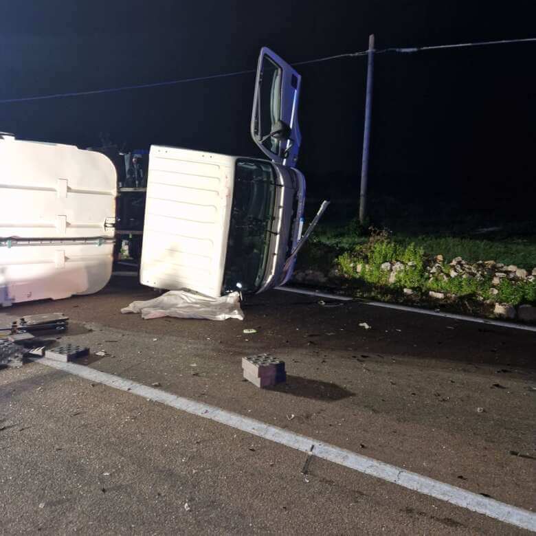 Tragedia nel Salento, operaio della nettezza urbana muore in un incidente: tre feriti Tragedia nel Salento, operaio della nettezza urbana muore in un incidente: tre feriti