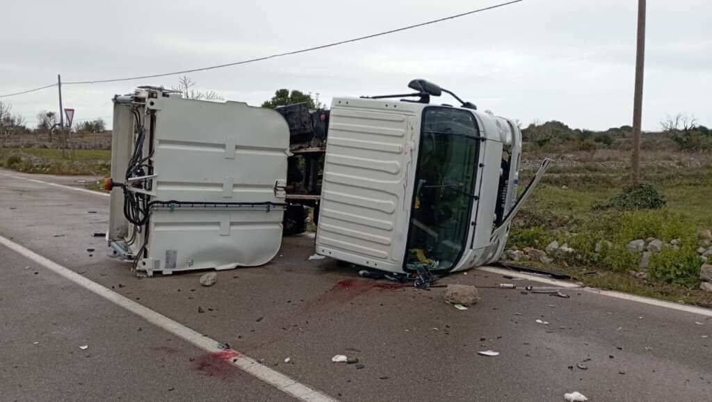 Tragedia nel Salento, operaio della nettezza urbana muore in un incidente: tre feriti Tragedia nel Salento, operaio della nettezza urbana muore in un incidente: tre feriti
