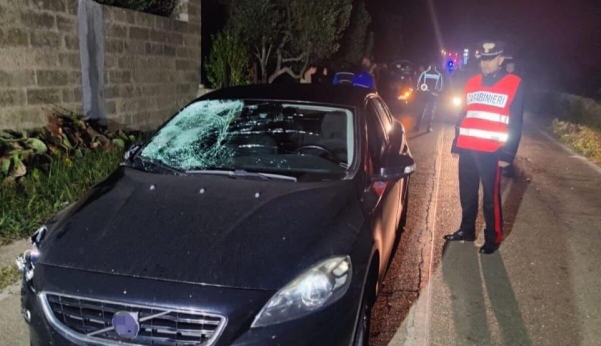 Tragedia sulla provinciale nel Salento: due giovani investiti da un’auto, uno è morto sul colpo Tragedia sulla provinciale nel Salento: due giovani investiti da un’auto, uno è morto sul colpo