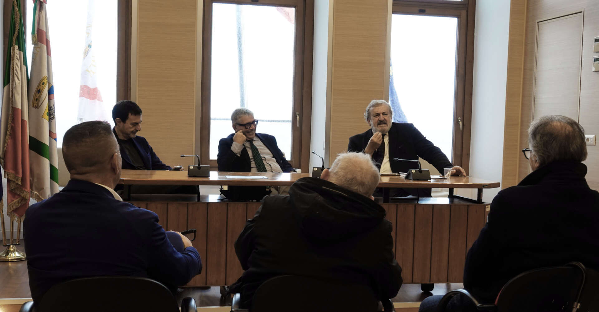 Emiliano incontra i balneari pugliesi: «Rapporto corretto con chi tutela le nostre spiagge»