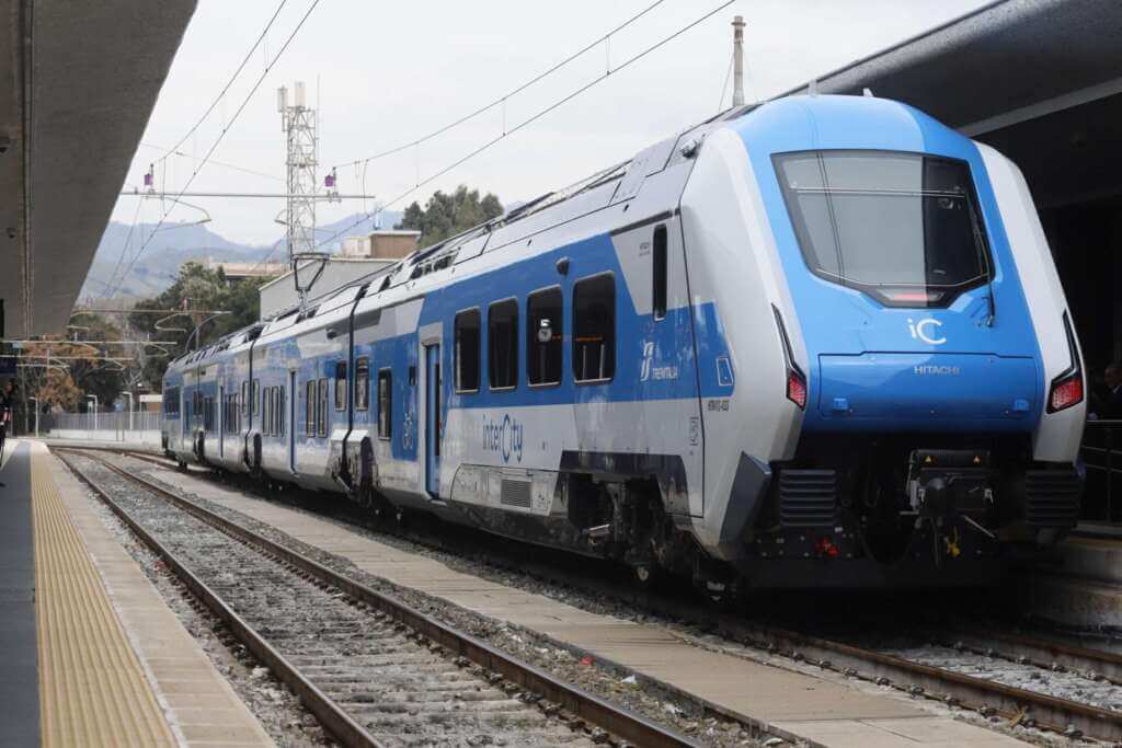 Galleria foto 'Sette Intercity ibridi sulla linea ionica: completata la consegna dei convogli tra Calabria, Basilicata e Puglia' - foto 1